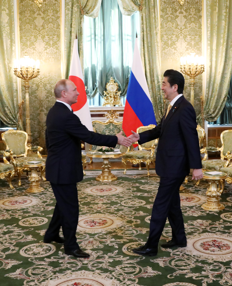 プーチン大統領と握手する安倍総理１
