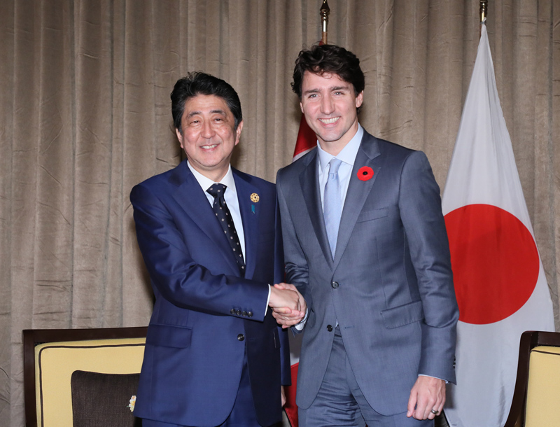 トルドー・カナダ首相と握手を交わす安倍総理