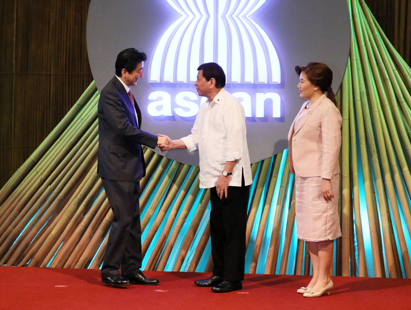 ドゥテルテ・フィリピン大統領による出迎えを受ける安倍総理