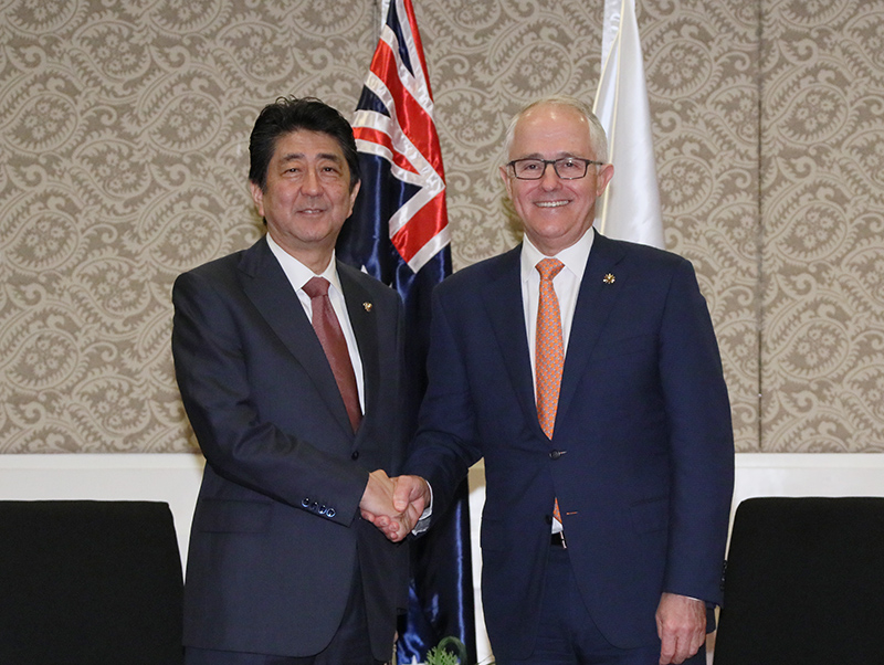ターンブル・オーストラリア首相と握手を交わす安倍総理
