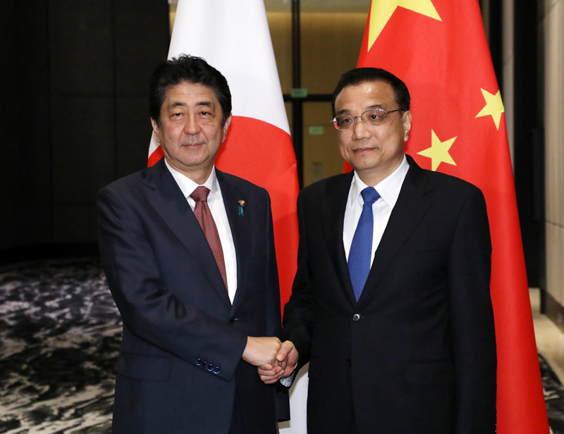 李・中国首相と握手を交わす安倍総理