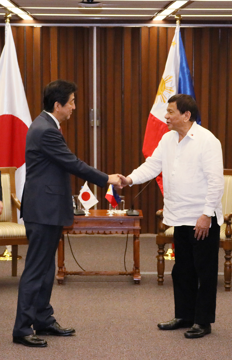 ドゥテルテ・フィリピン大統領と握手を交わす安倍総理