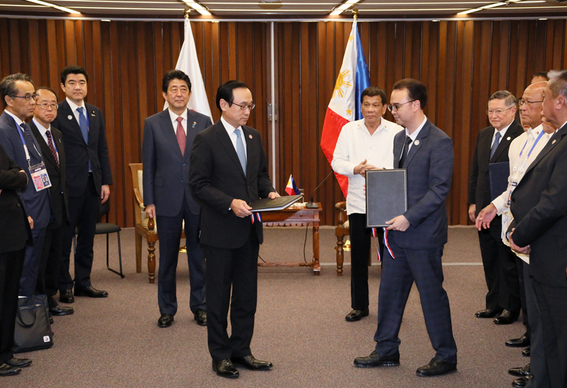 署名文書の交換に立ち会う安倍総理とドゥテルテ・フィリピン大統領１