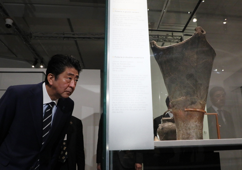 「縄文－日本における美の誕生」展を視察する安倍総理２