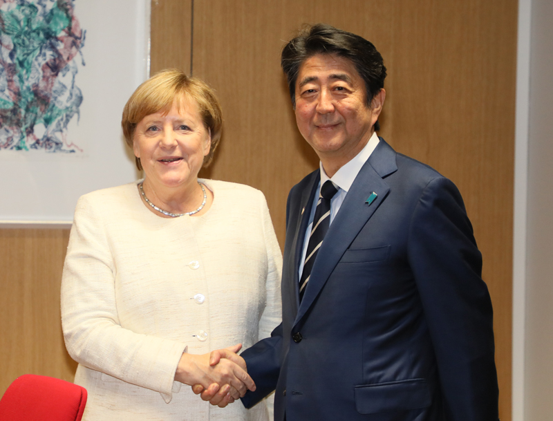 メルケル・ドイツ連邦共和国首相と握手を交わす安倍総理