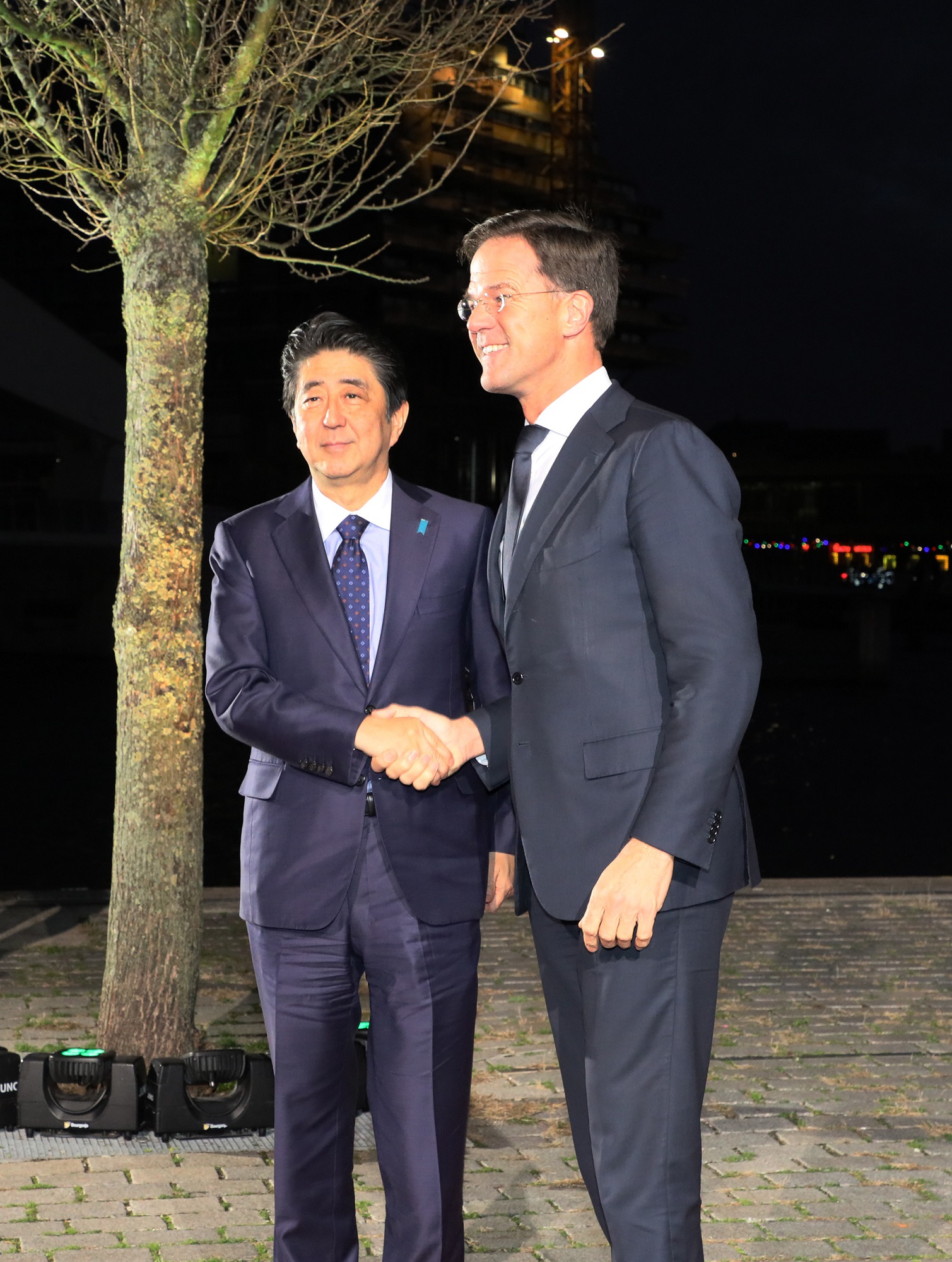 ルッテ・オランダ首相の歓迎を受ける安倍総理２