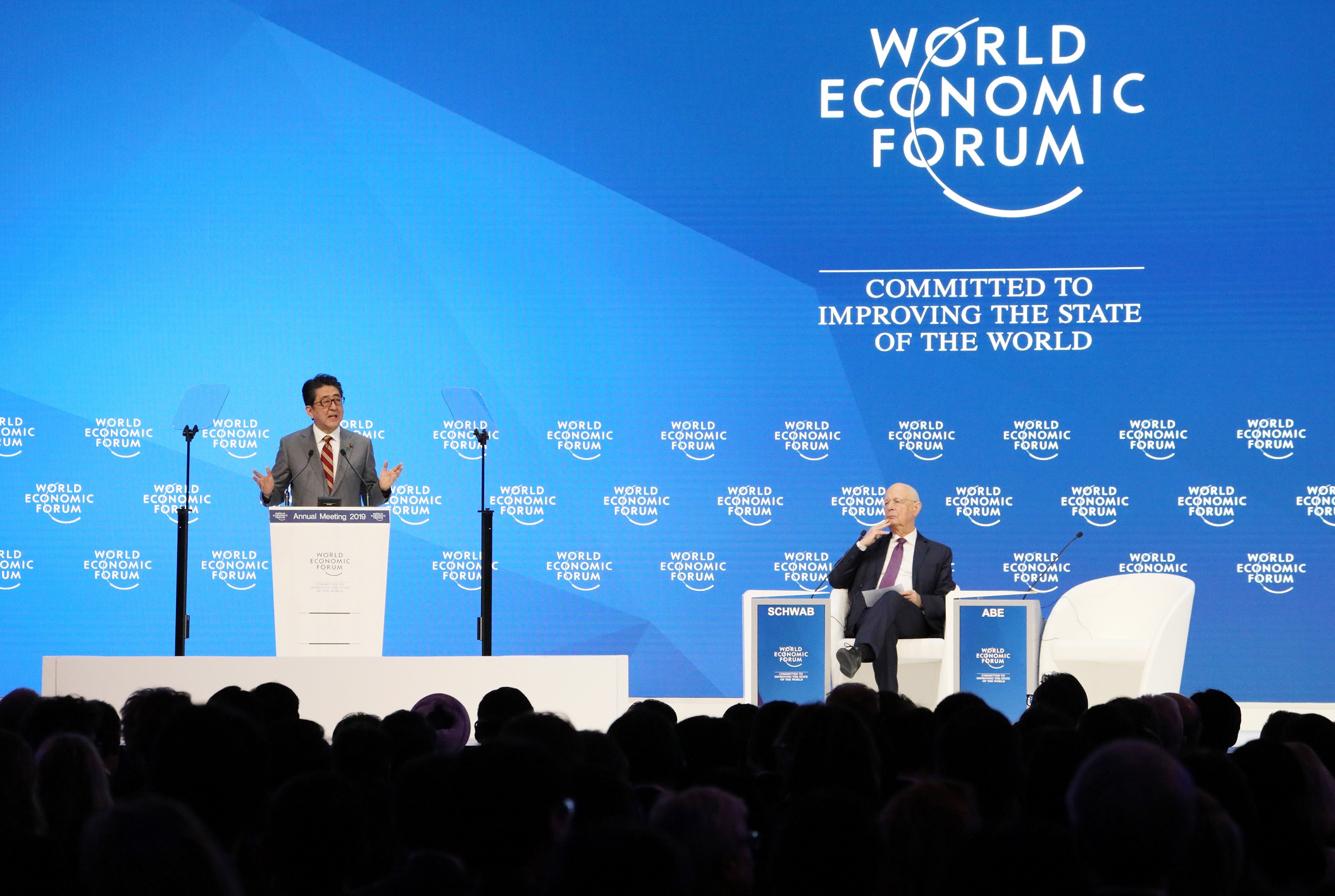 世界経済フォーラム年次総会でスピーチを行う安倍総理２