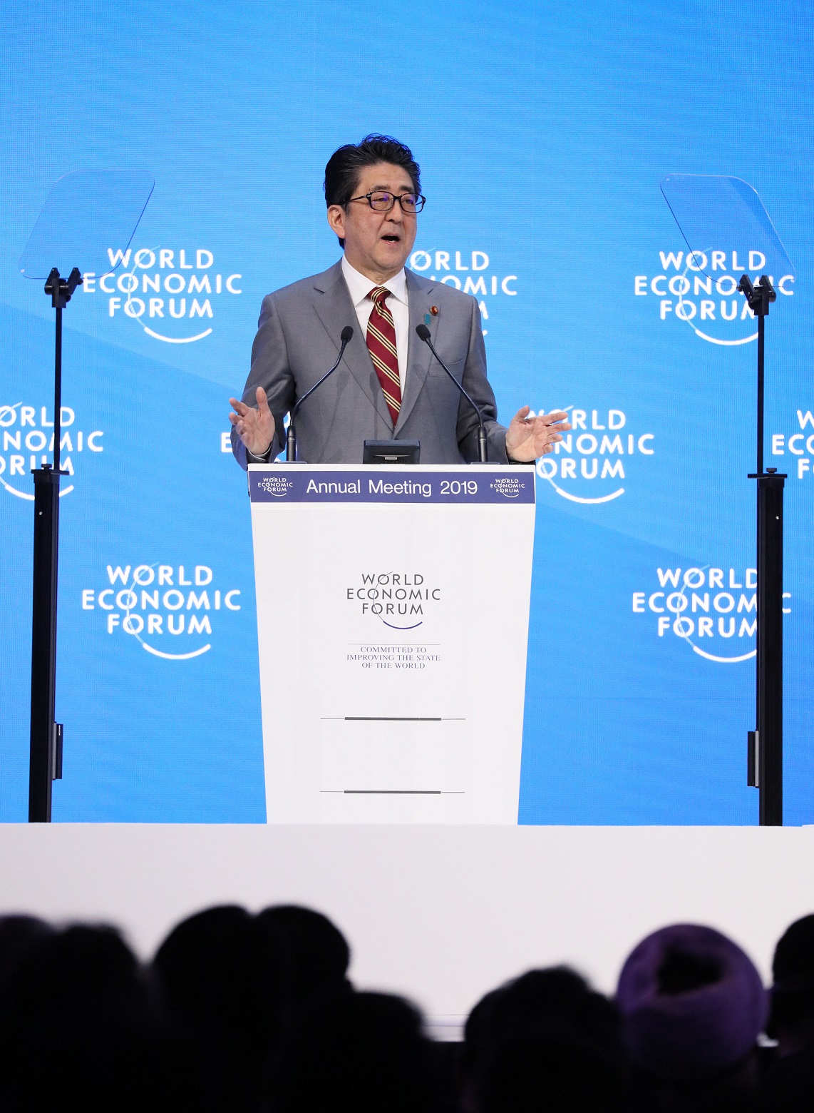 世界経済フォーラム年次総会でスピーチを行う安倍総理４