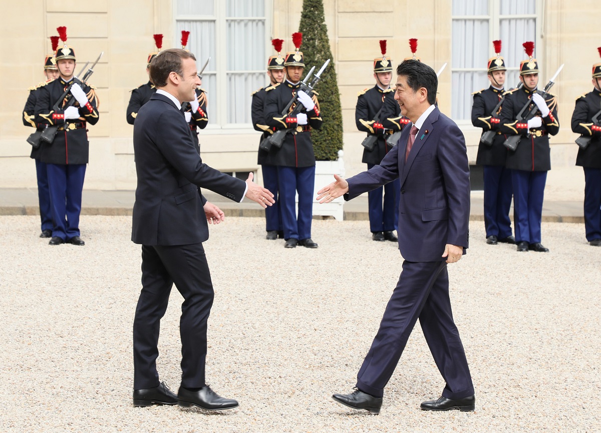 エマニュエル・マクロン・フランス大統領の出迎えを受ける安倍総理１