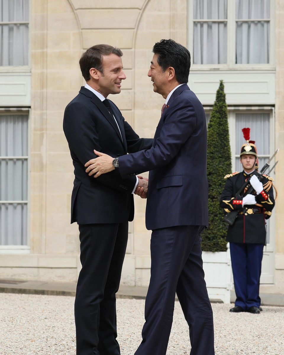 エマニュエル・マクロン・フランス大統領の出迎えを受ける安倍総理２