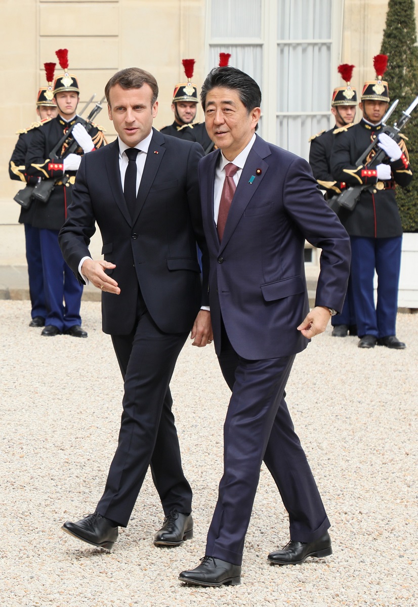 エマニュエル・マクロン・フランス大統領の出迎えを受ける安倍総理３