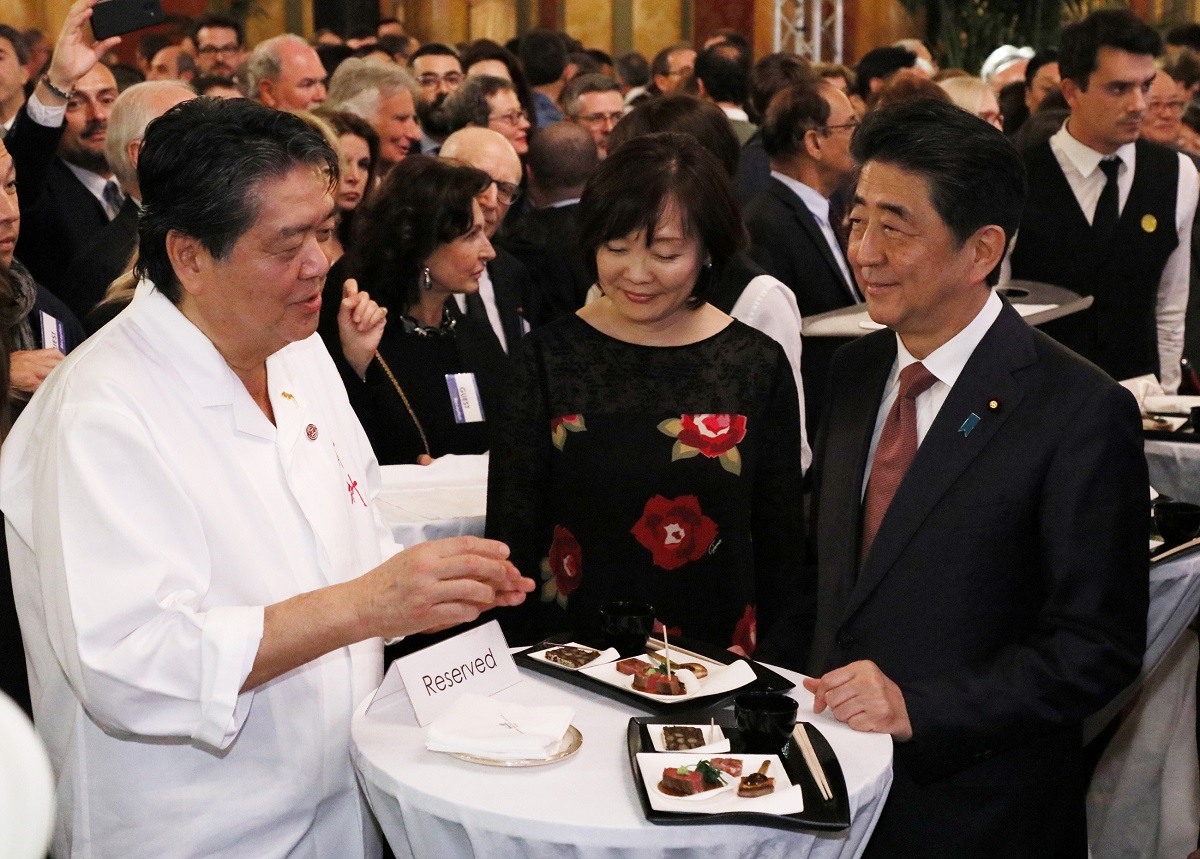 日本食レセプションで試食する安倍総理１