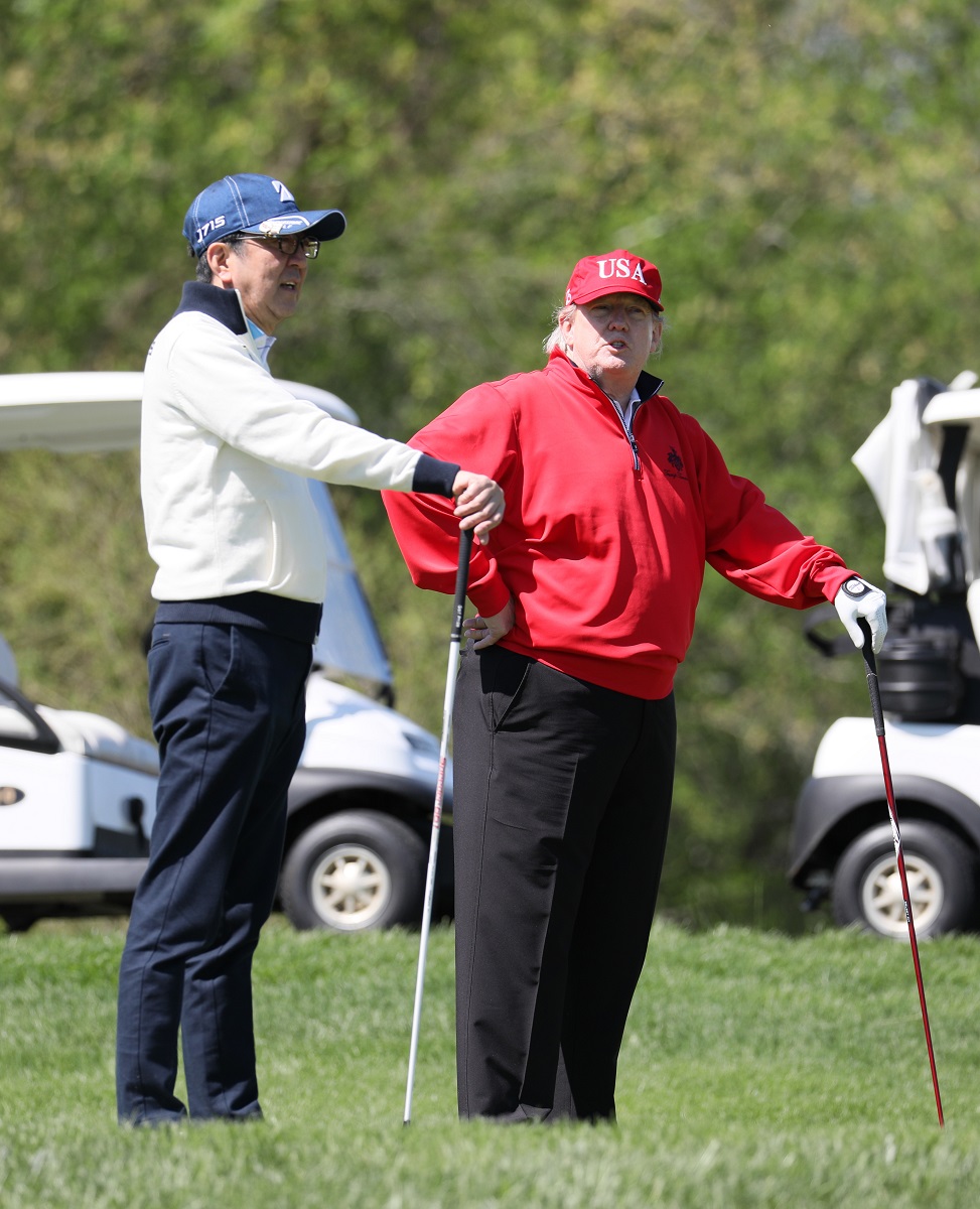 トランプ・アメリカ大統領とゴルフをする安倍総理１