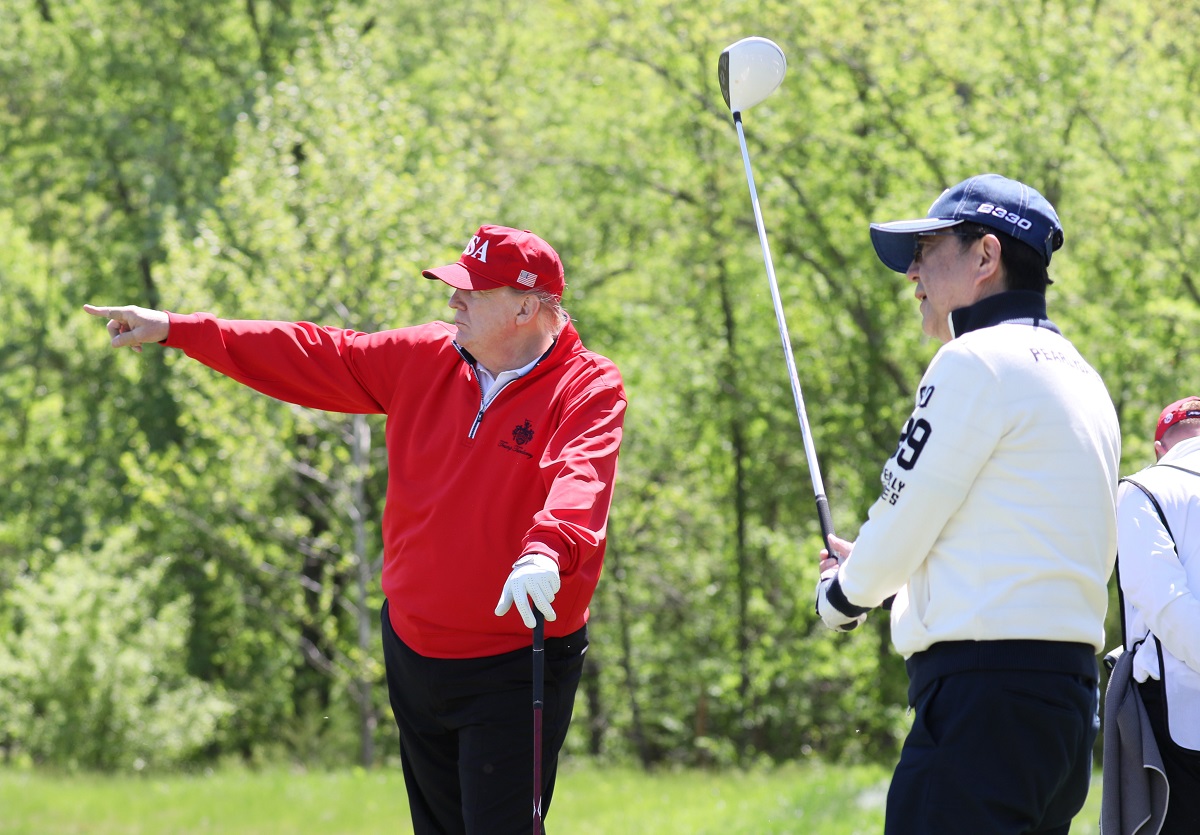 トランプ・アメリカ大統領とゴルフをする安倍総理２
