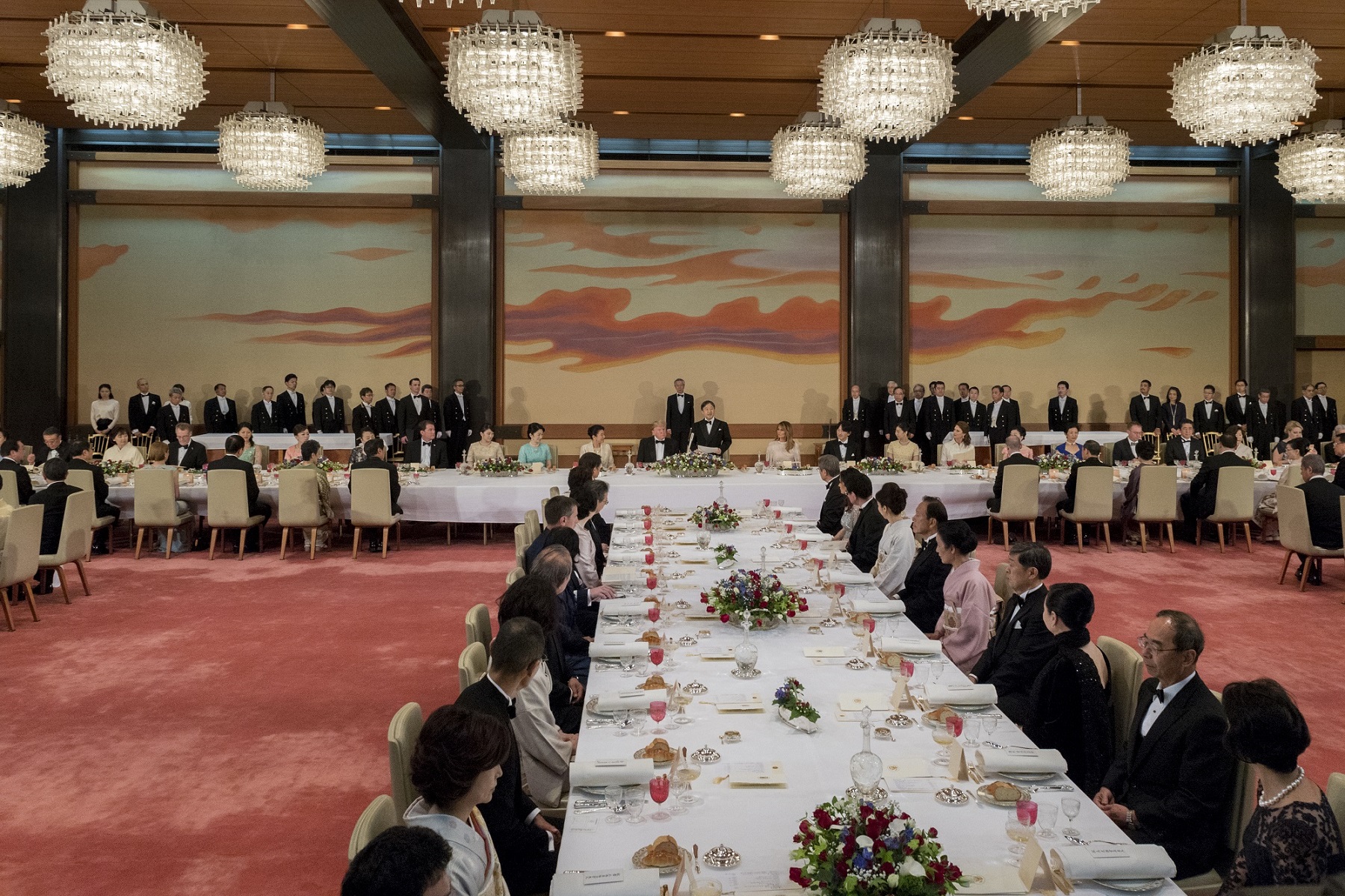 宮中晩餐に出席する安倍総理１（宮内庁提供）