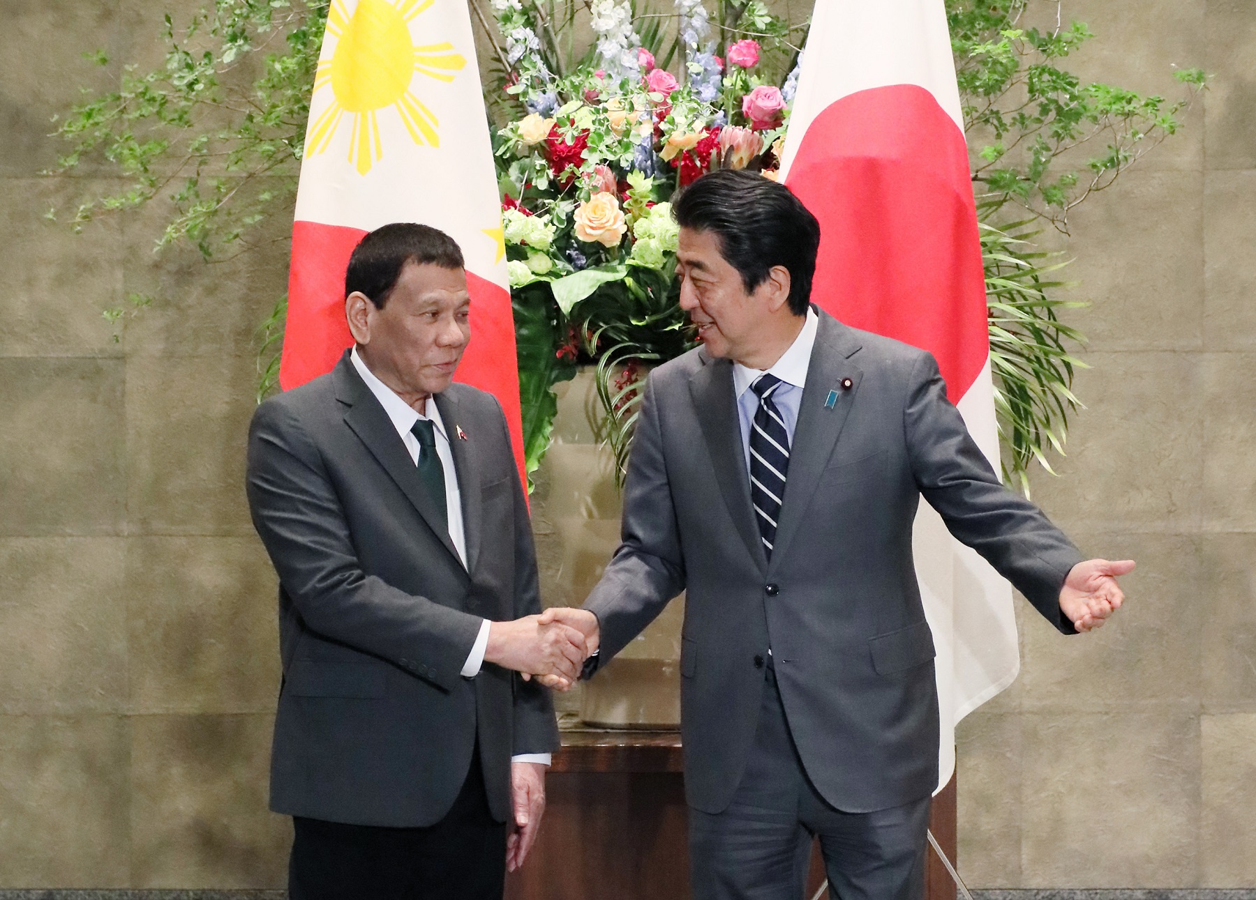 ドゥテルテ・フィリピン大統領を迎える安倍総理２