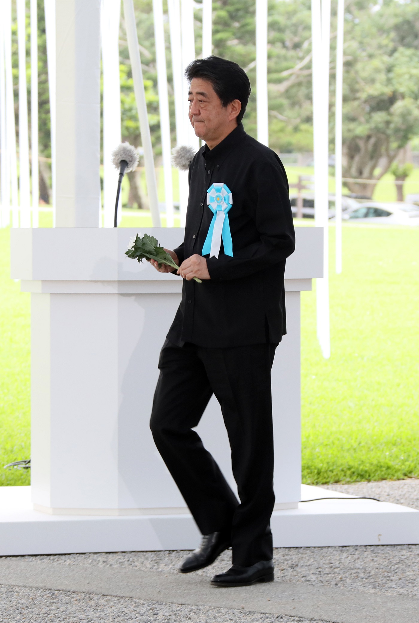 沖縄全戦没者追悼式で献花する安倍総理１