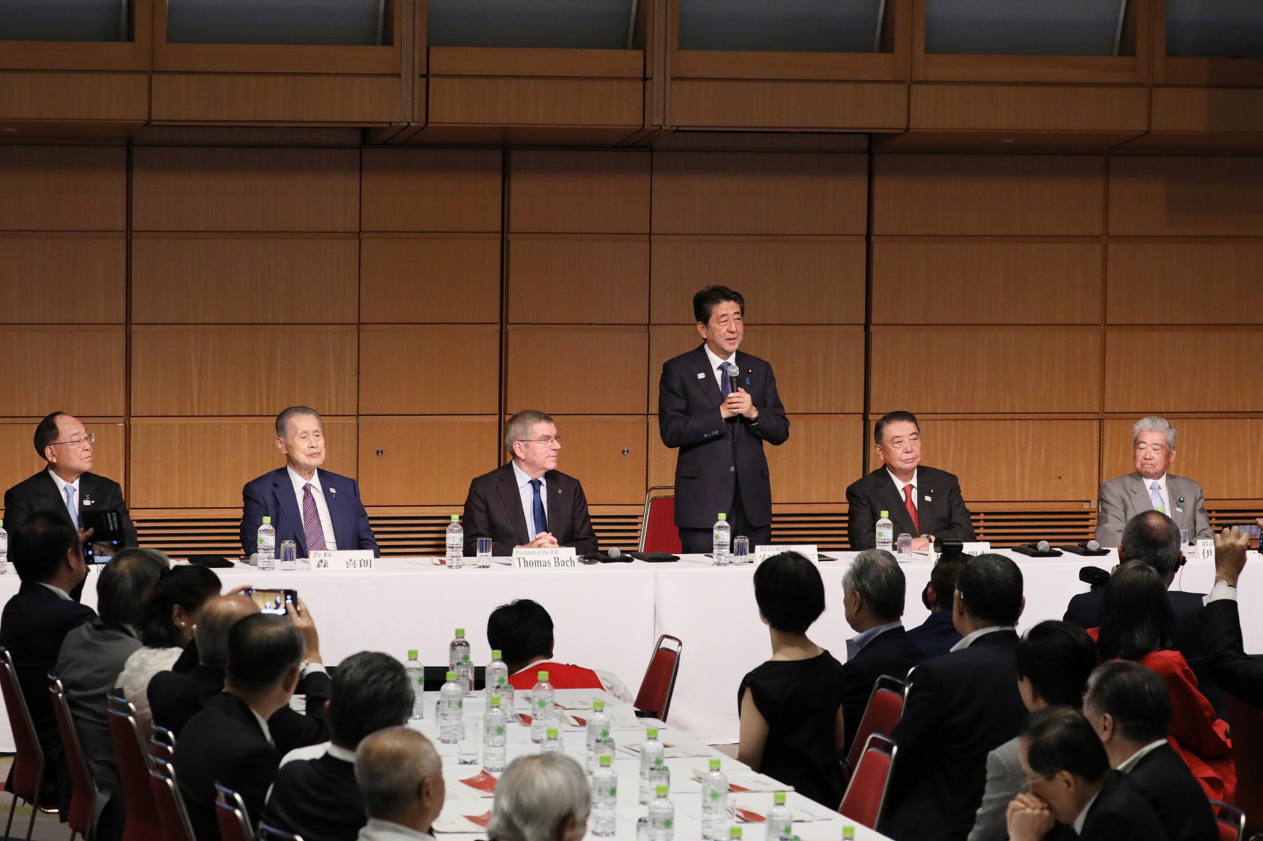 東京２０２０大会１年前準備状況報告会で挨拶する安倍総理２