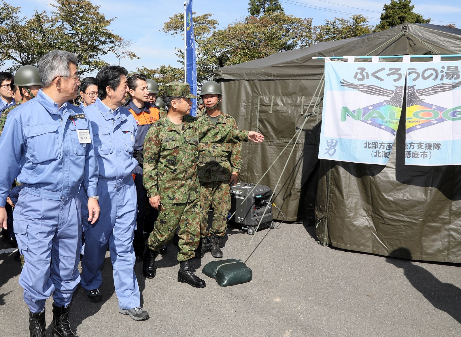 福島県郡山市の避難所を視察する安倍総理５