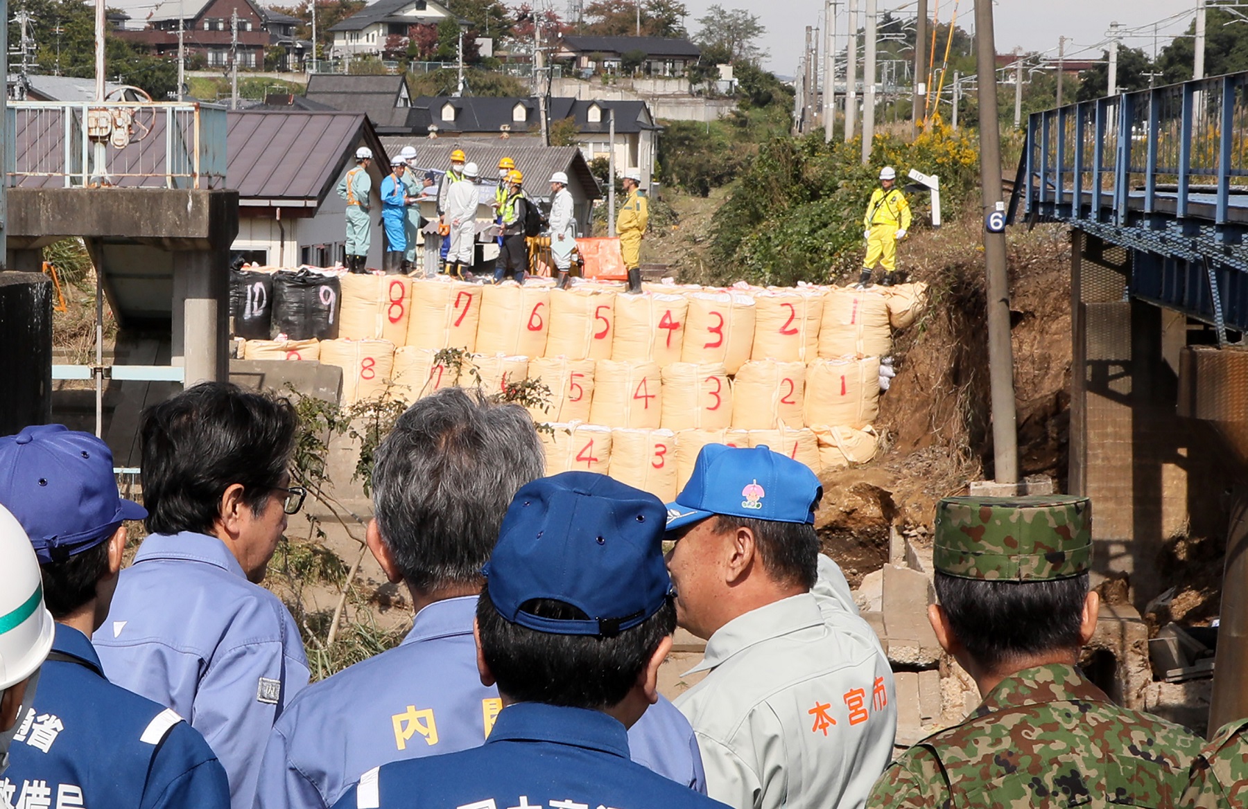 福島県本宮市の浸水被害現場を視察する安倍総理４