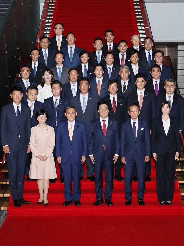 写真：菅内閣の大臣政務官全員による記念撮影