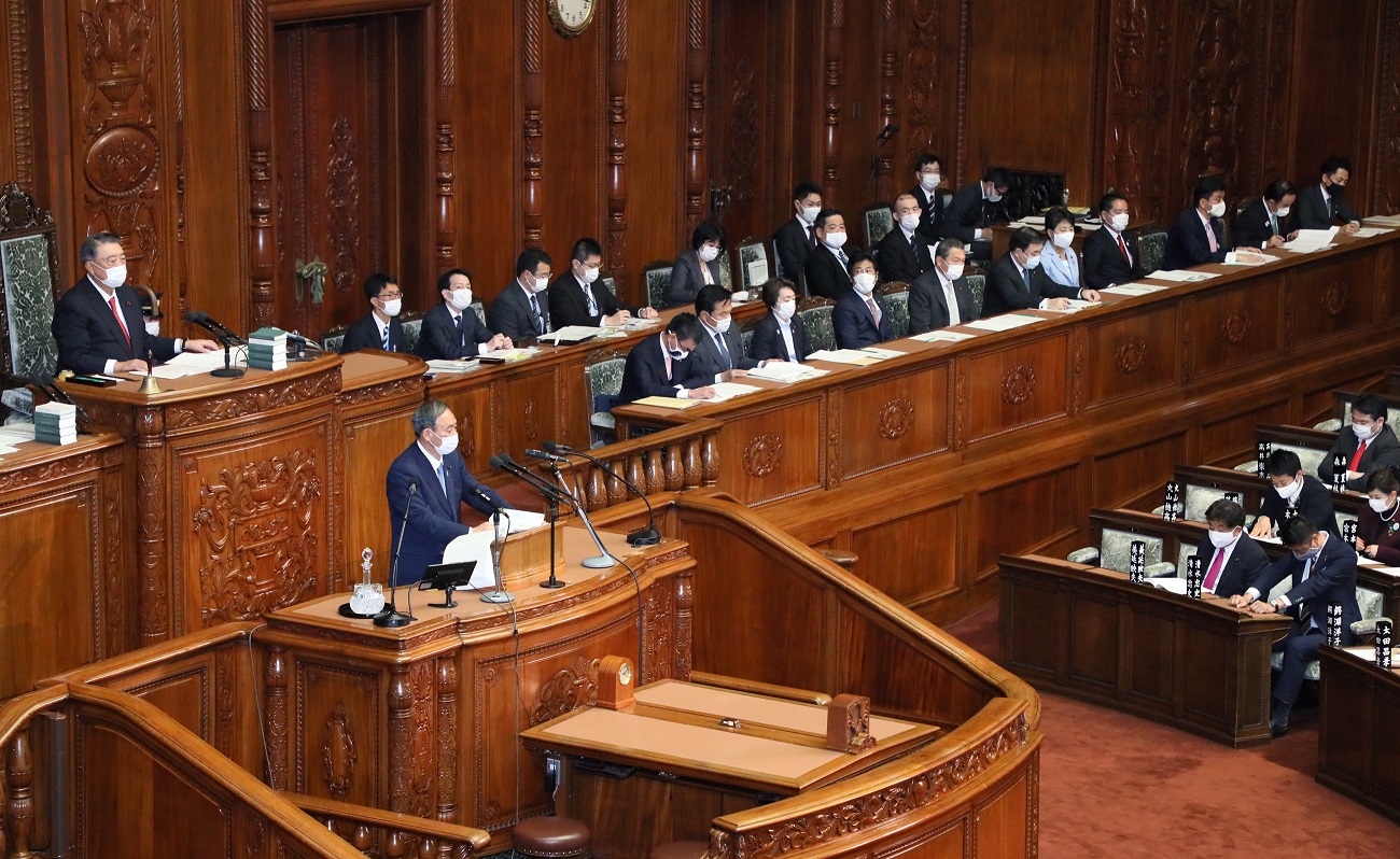 衆議院本会議で所信表明演説を行う菅総理１２