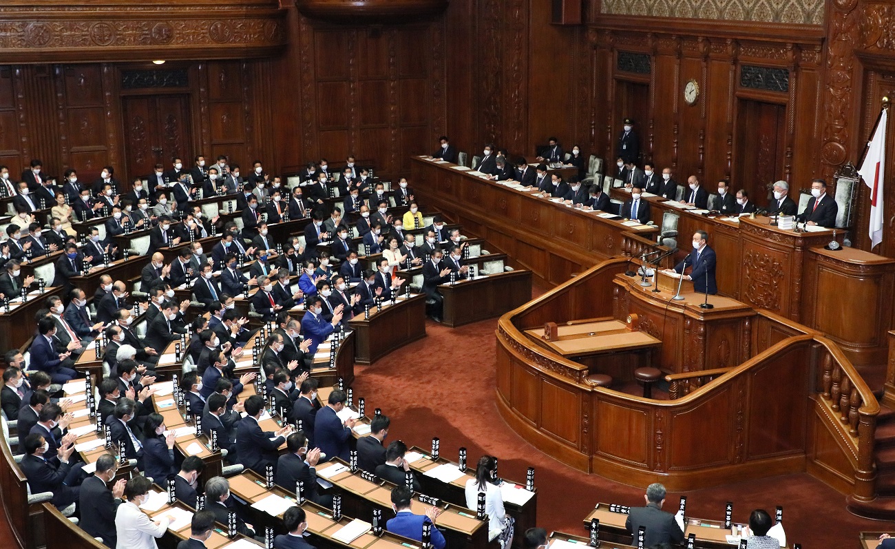 衆議院本会議で所信表明演説を行う菅総理１３