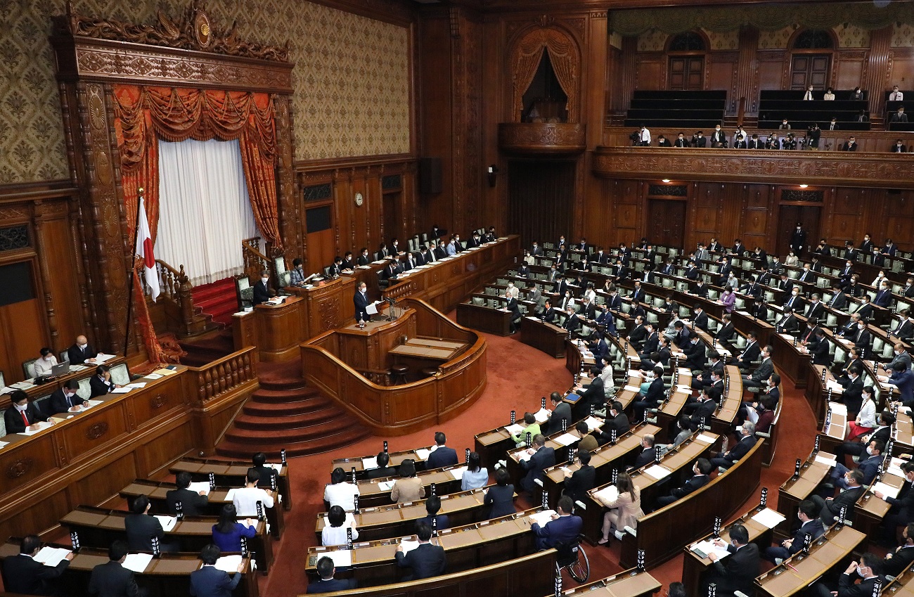 参議院本会議で所信表明演説を行う菅総理１４