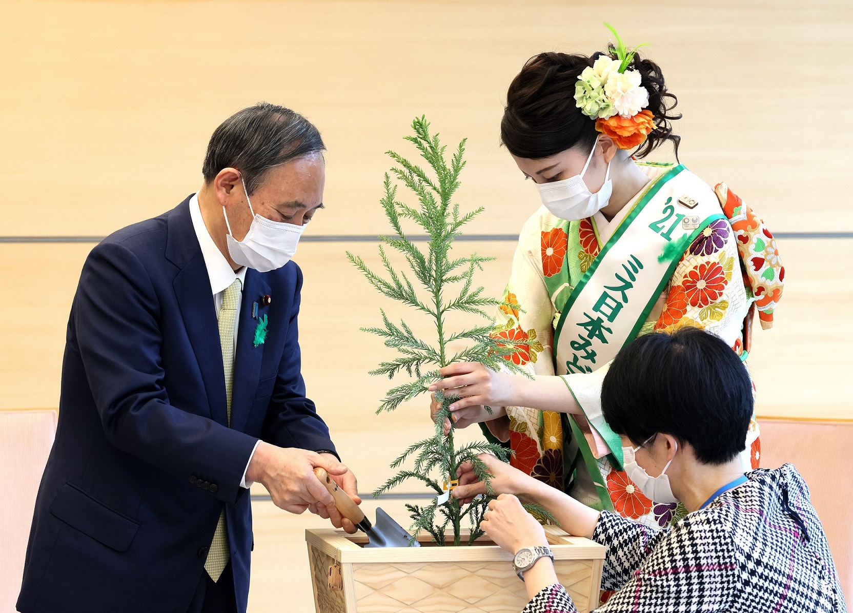 記念植樹する菅総理