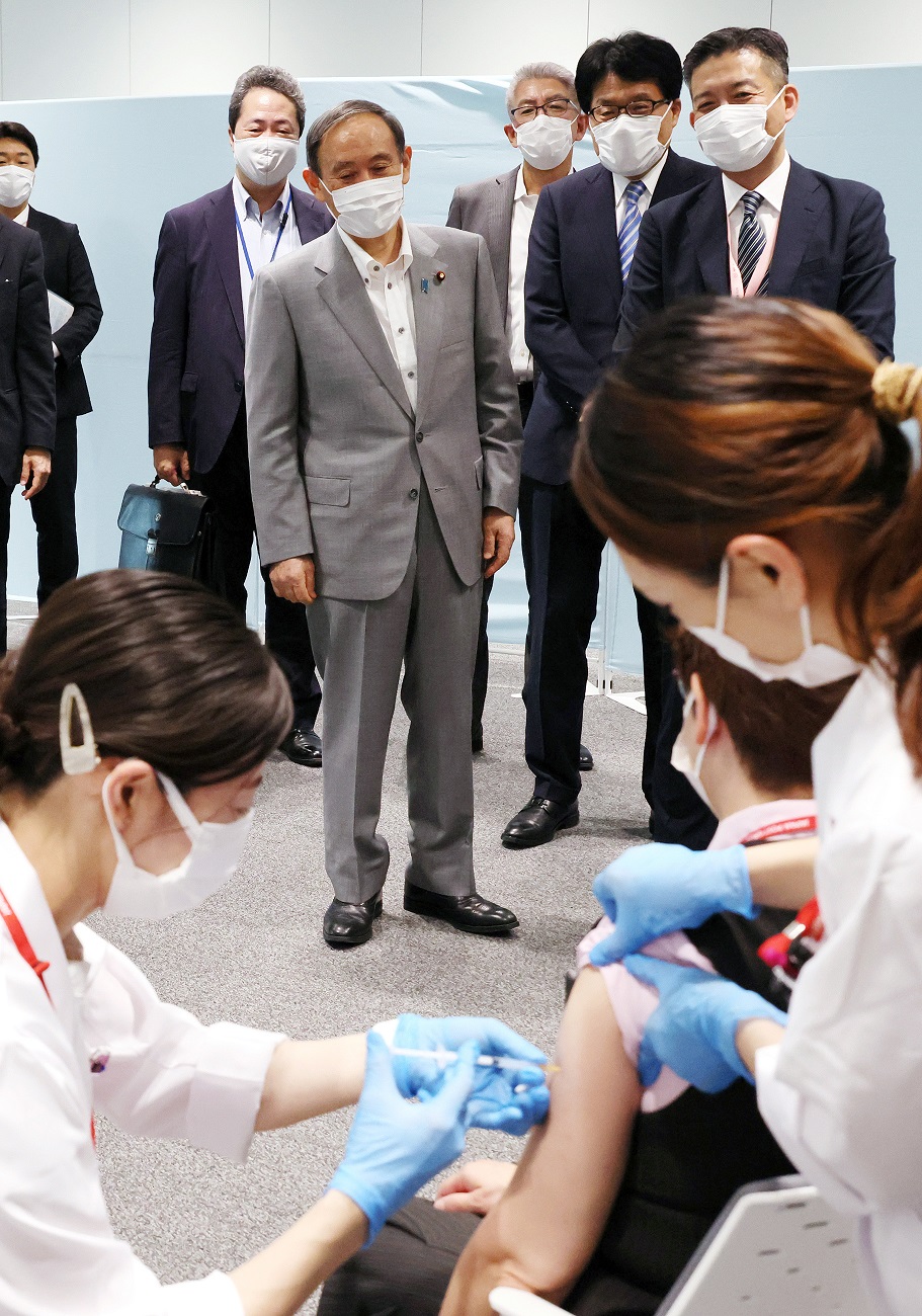 日本郵政グループ大手町本社の接種会場を視察する菅総理