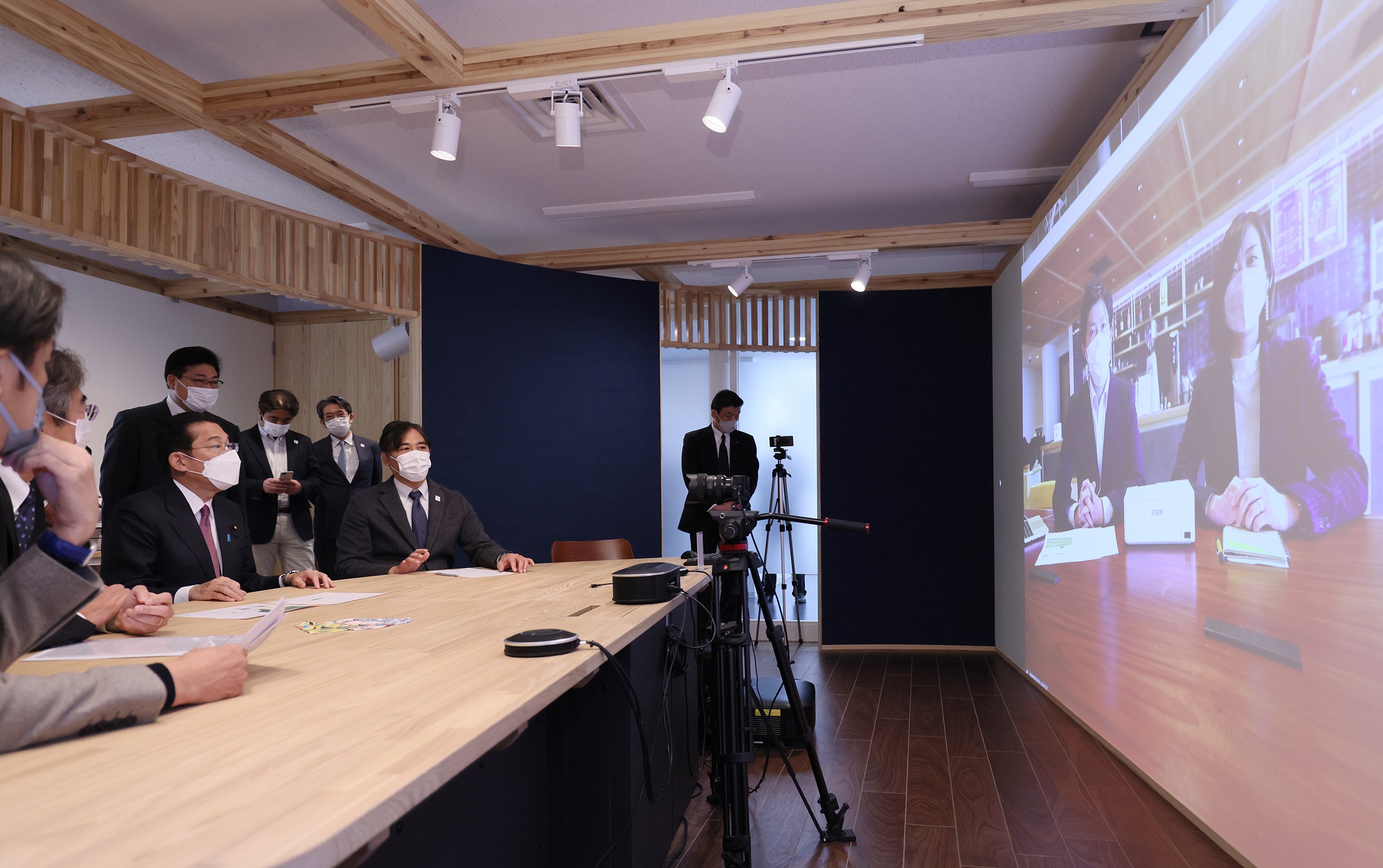 超大画面遠隔会議システムを体験する岸田総理３