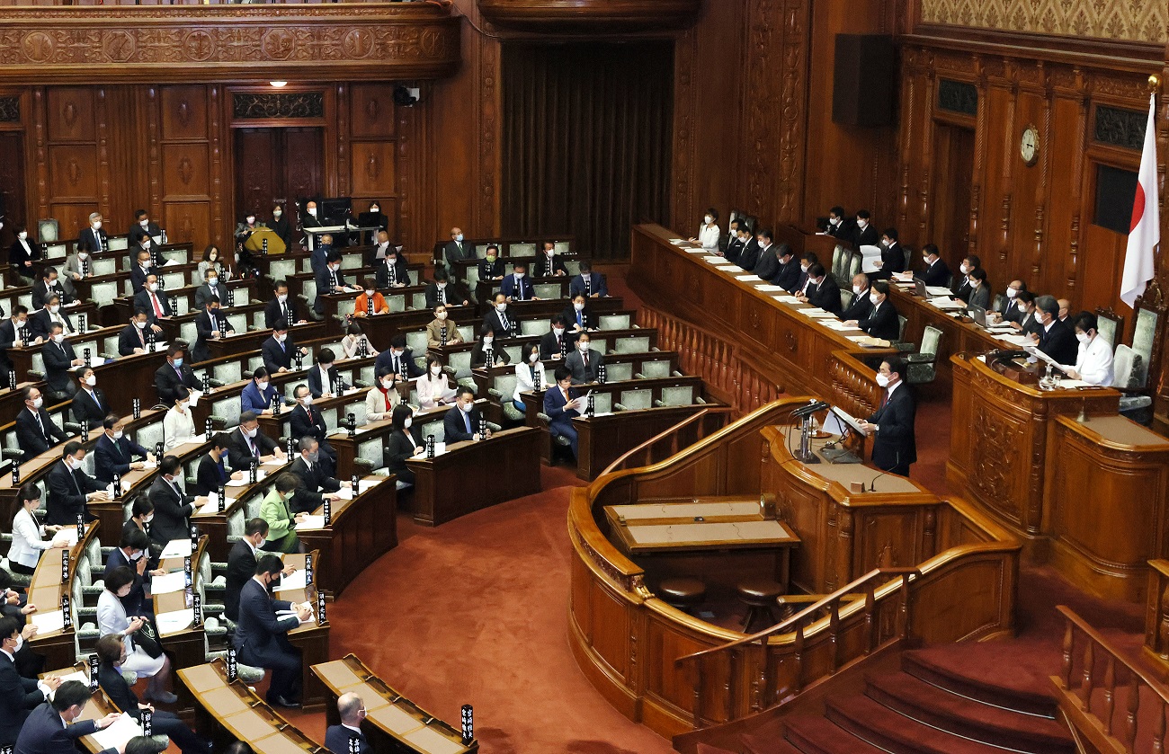 参議院本会議で所信表明演説を行う岸田総理１０