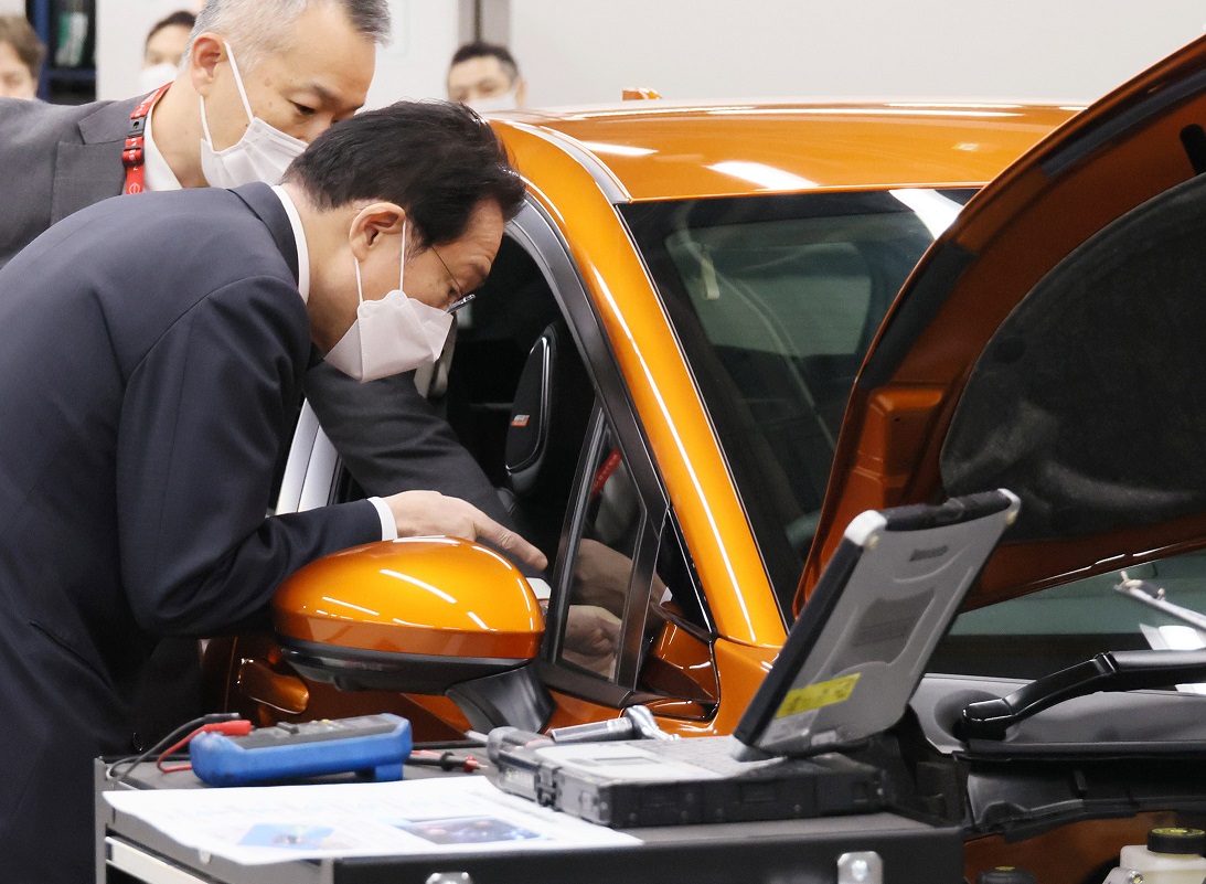 自動車整備工場で説明を受ける岸田総理３