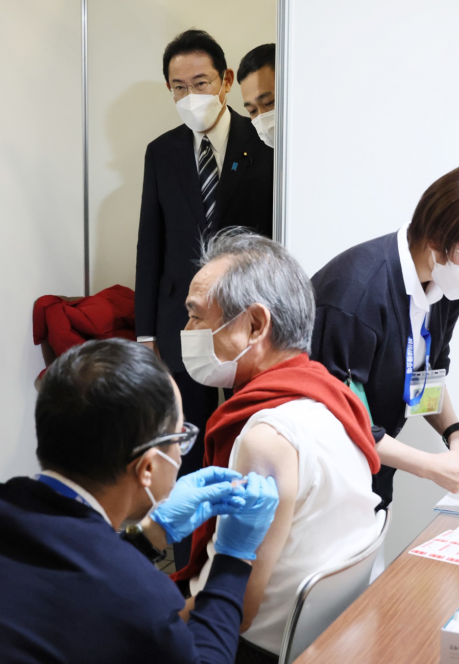 接種会場を視察する岸田総理２