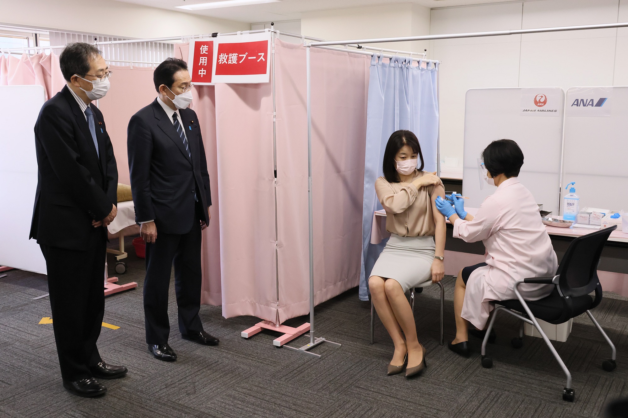 職域接種会場を視察する岸田総理１