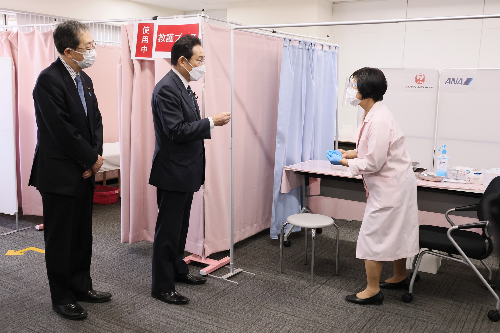 職域接種会場を視察する岸田総理３