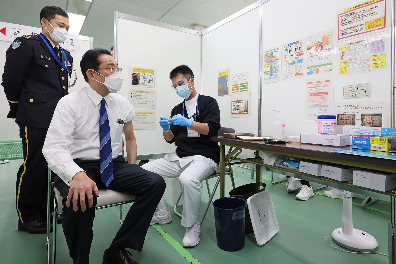 ワクチン接種を受ける岸田総理３