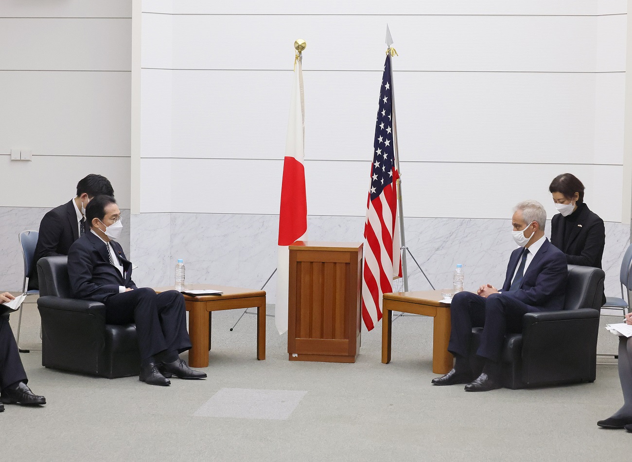 ラーム・エマニュエル駐日米国大使の表敬を受ける岸田総理３