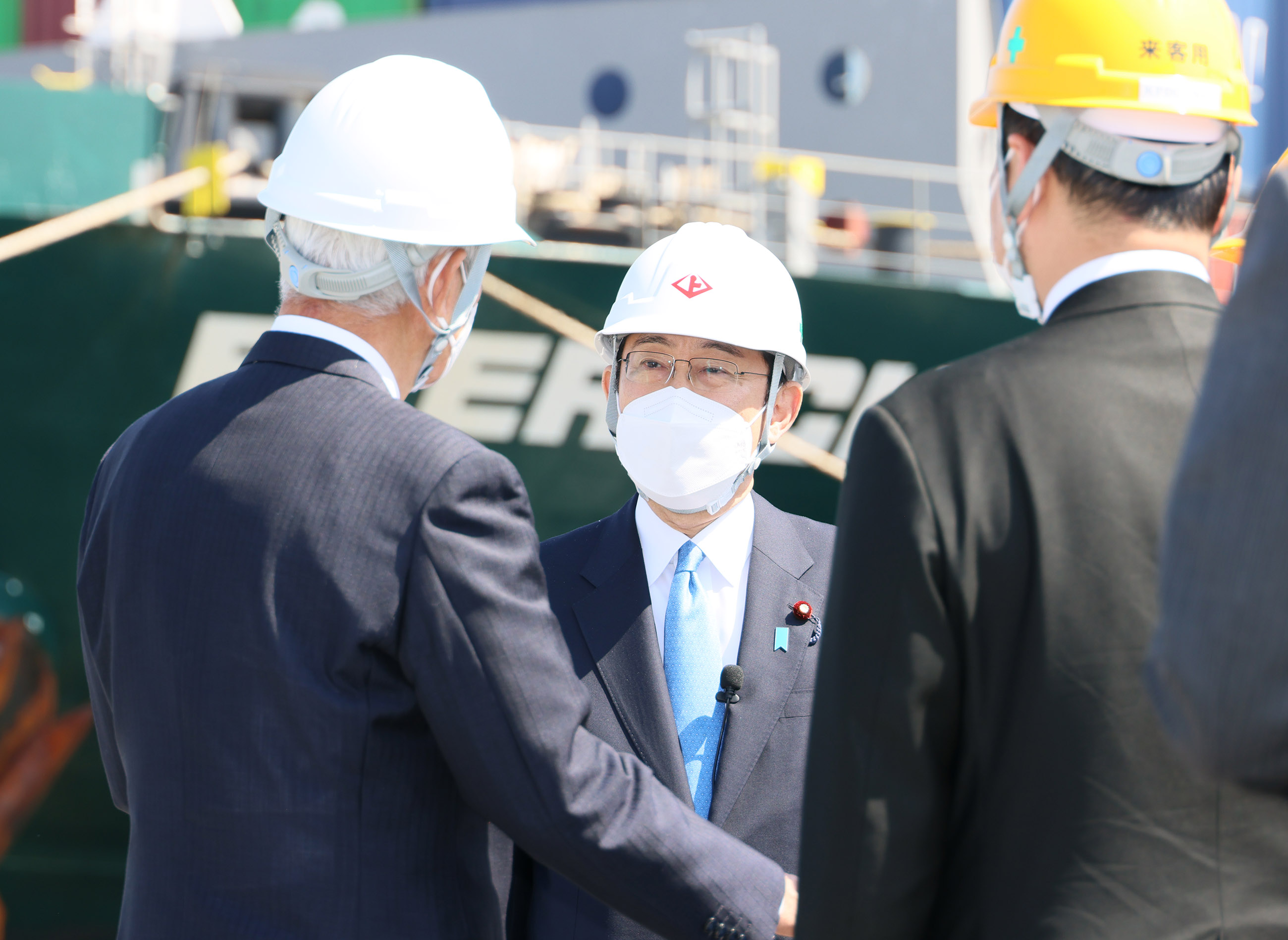 神戸港コンテナターミナルを視察する岸田総理３