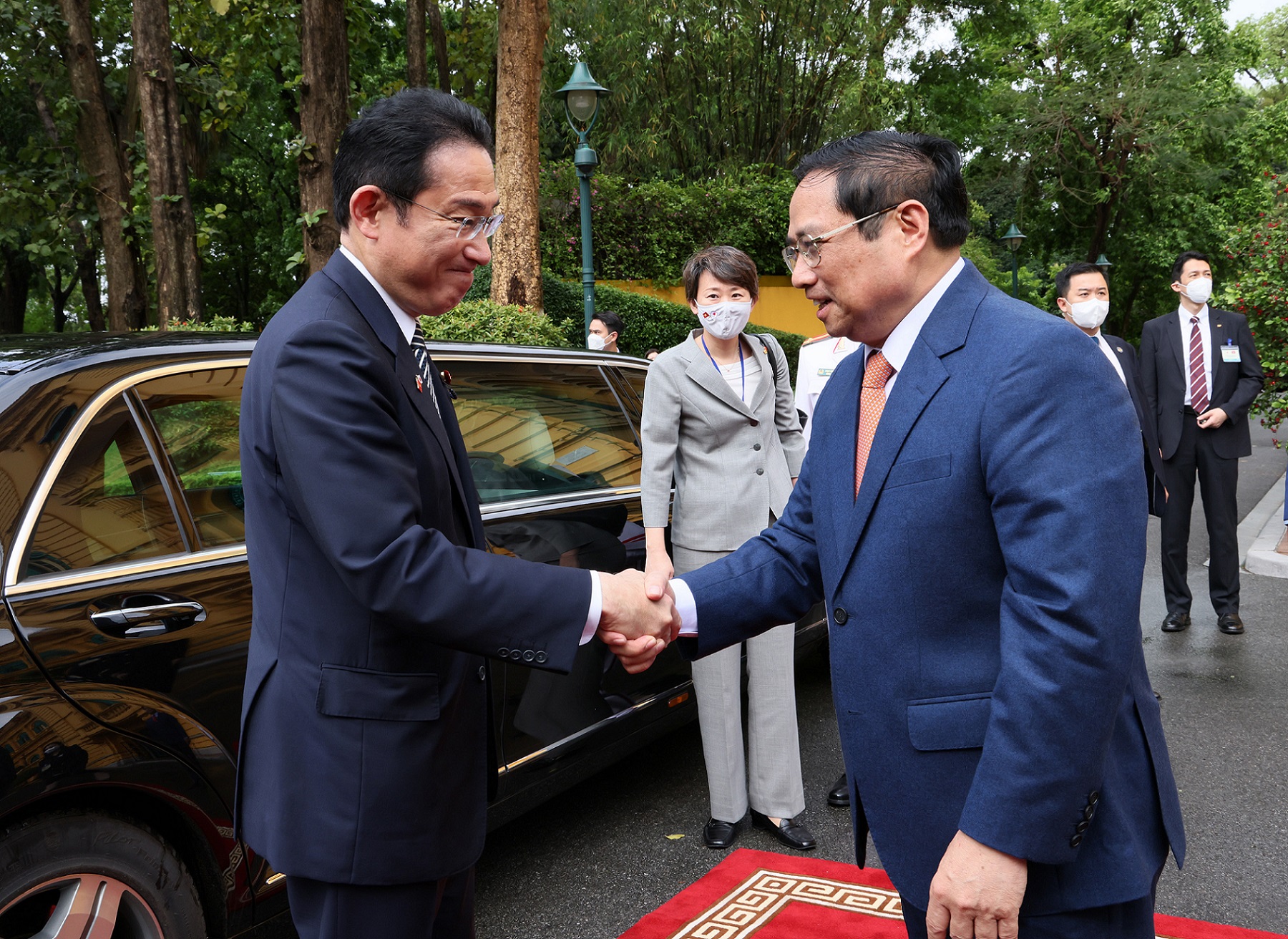 チン・ベトナム社会主義共和国首相による出迎えを受ける岸田総理
