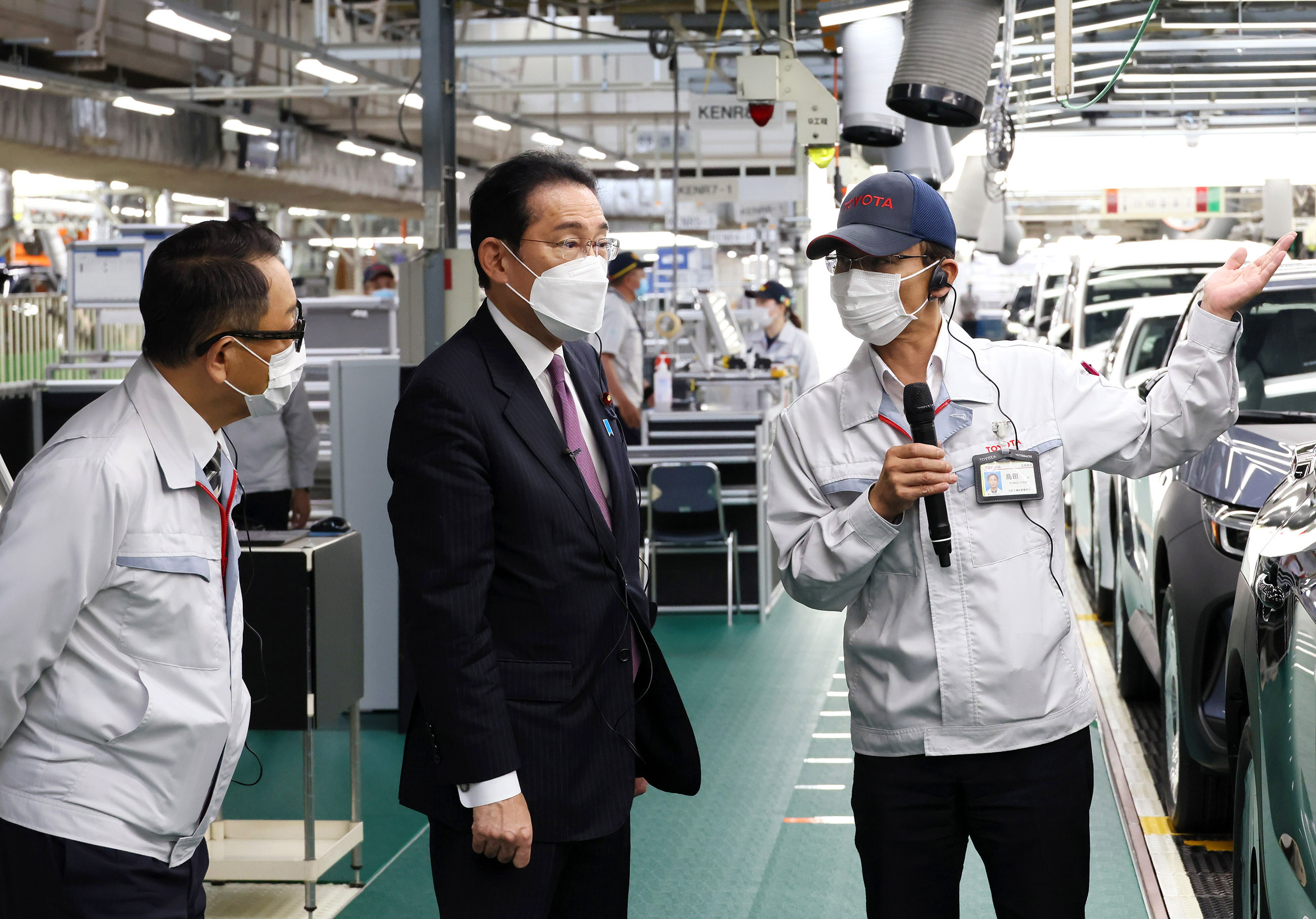 自動車工場を視察する岸田総理４