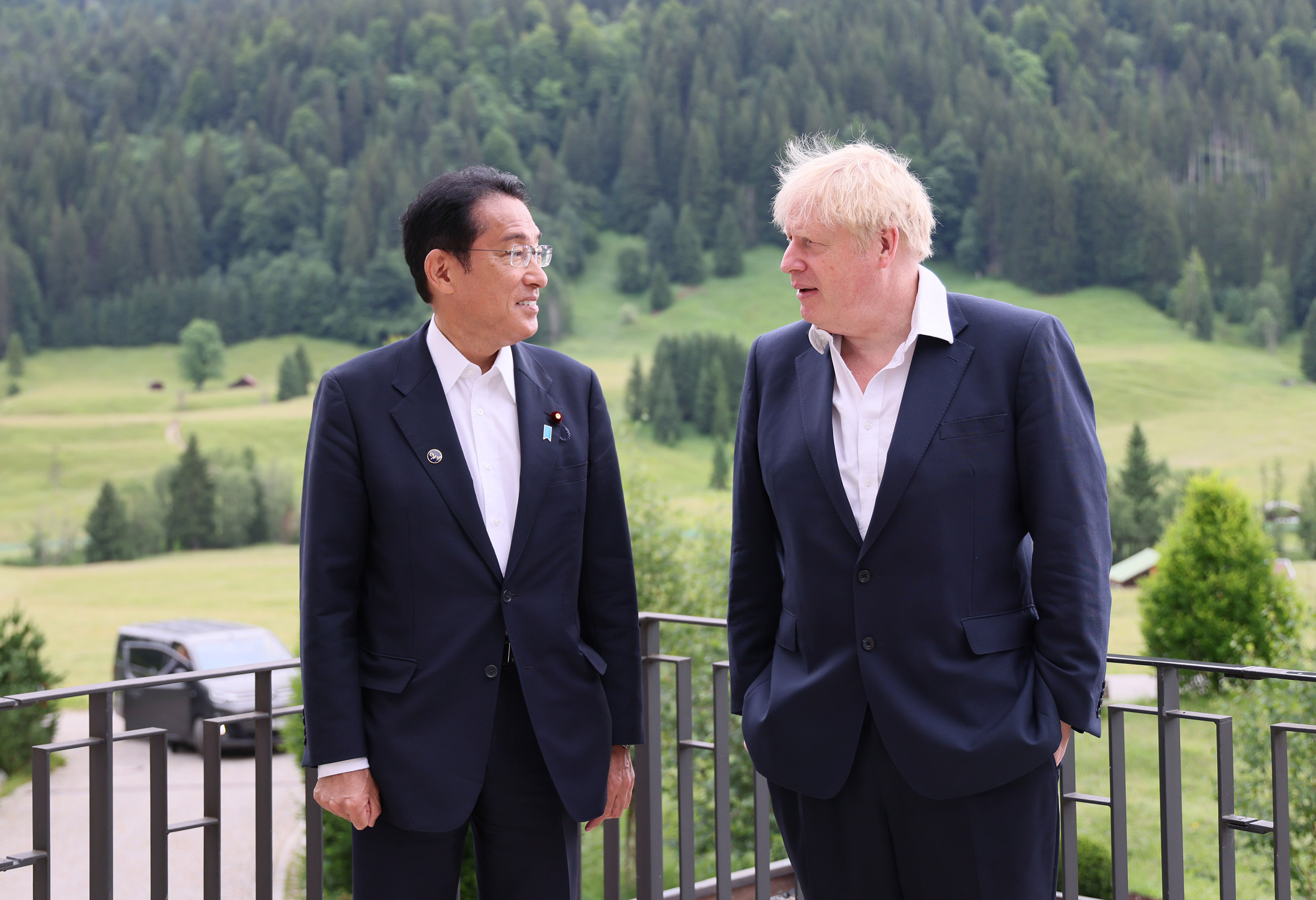 ジョンソン英国首相と会談する岸田総理１