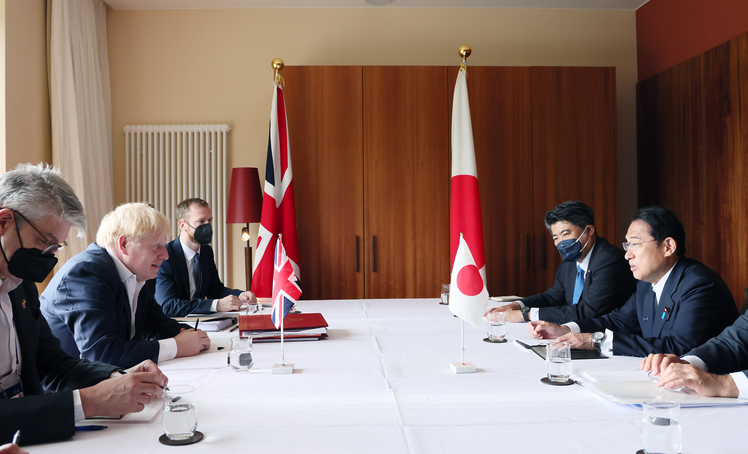 ジョンソン英国首相と会談する岸田総理３