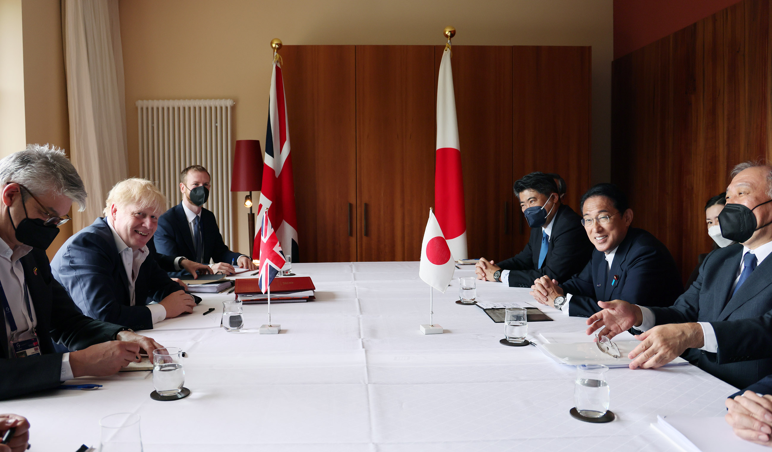 ジョンソン英国首相と会談する岸田総理４