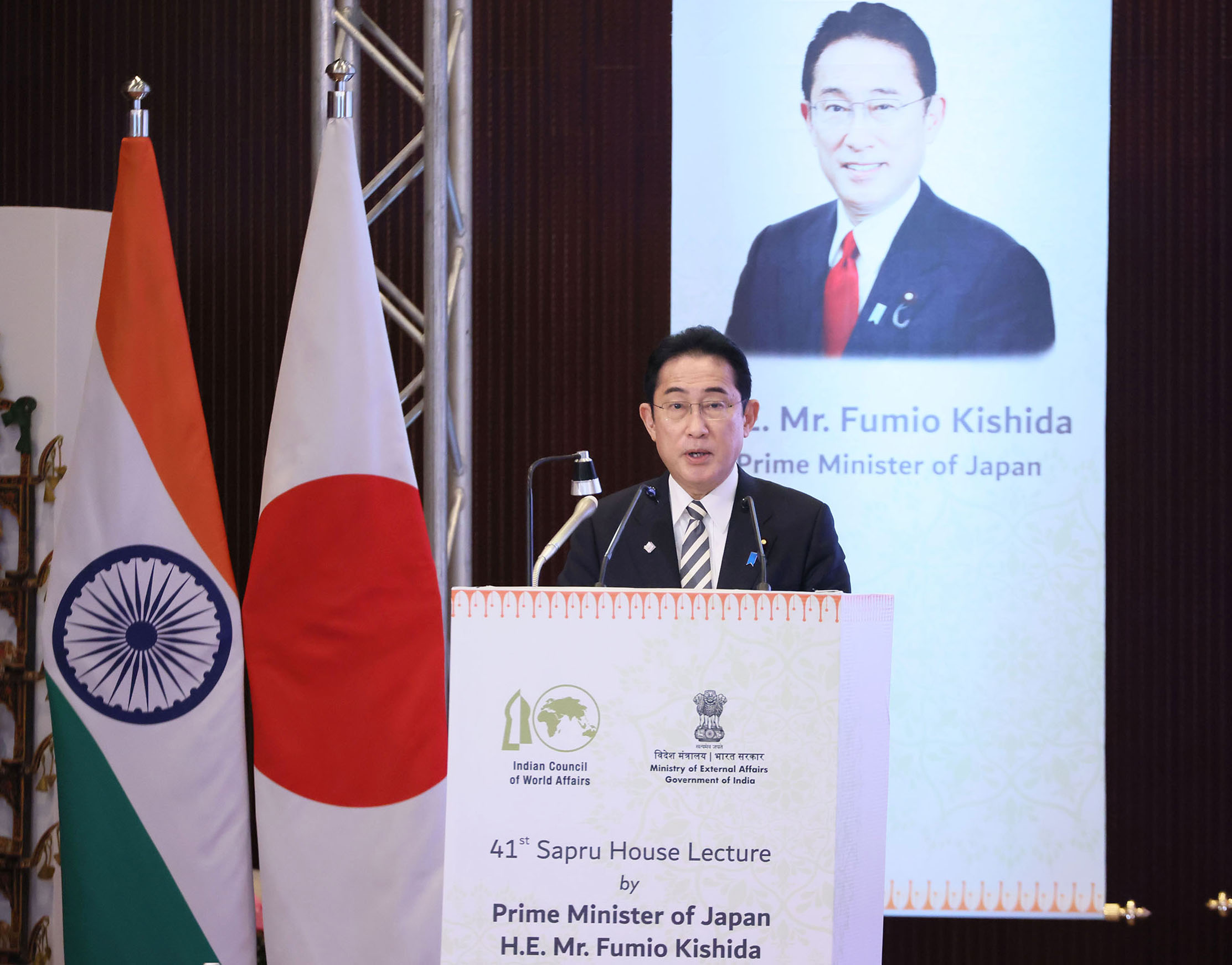 インド世界問題評議会において政策スピーチを行う岸田総理４