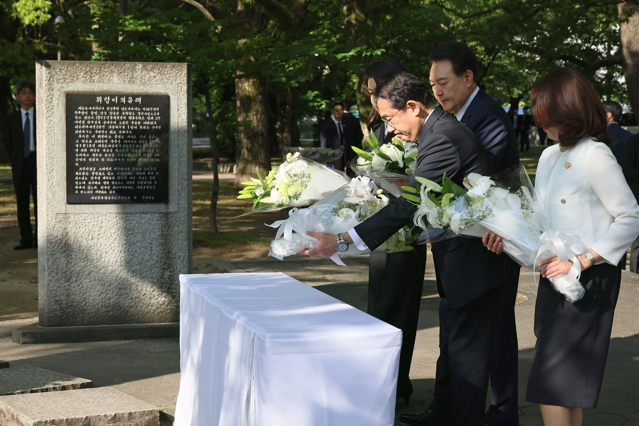 韓国人原爆犠牲者慰霊碑に献花する岸田総理２