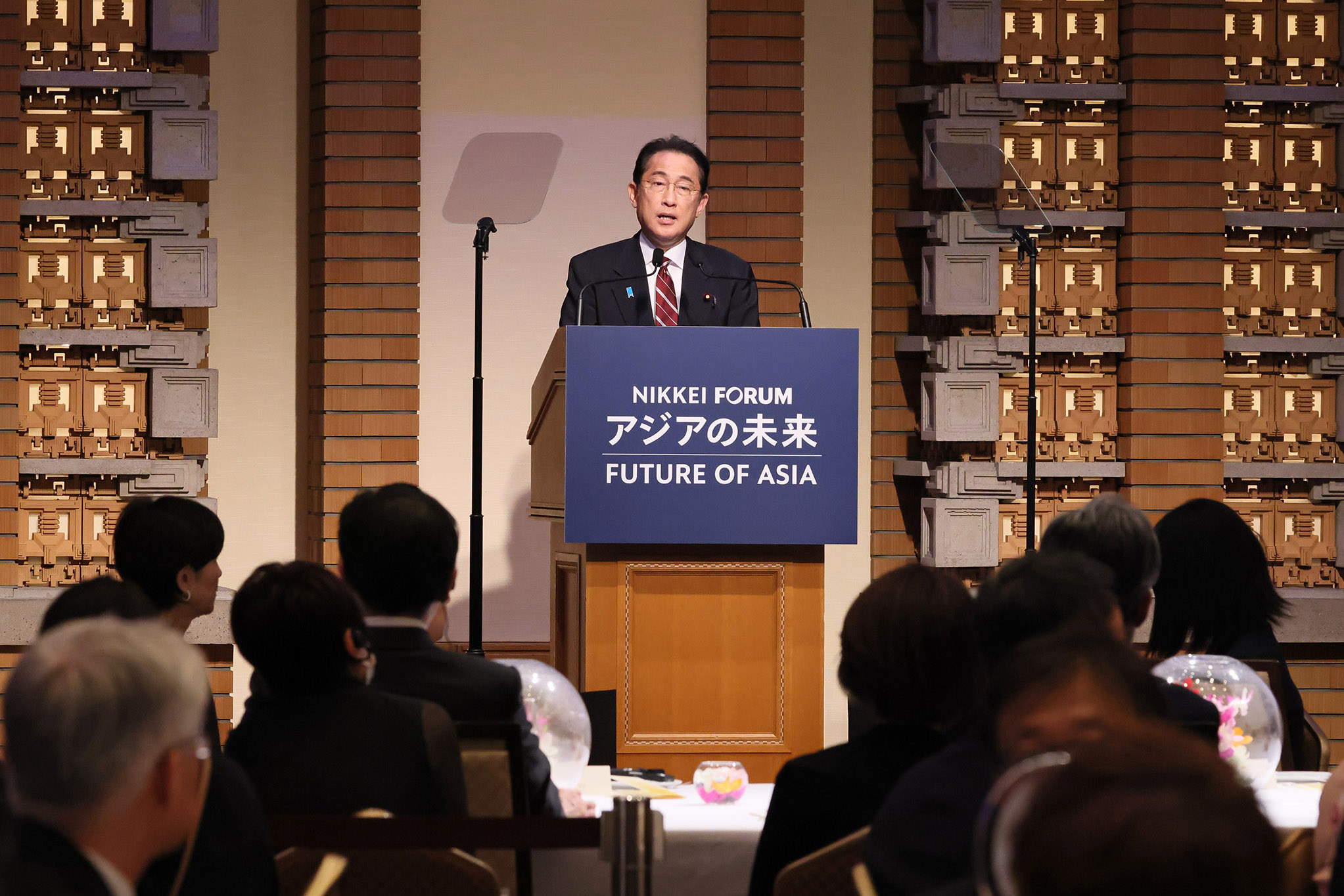 講演する岸田総理４