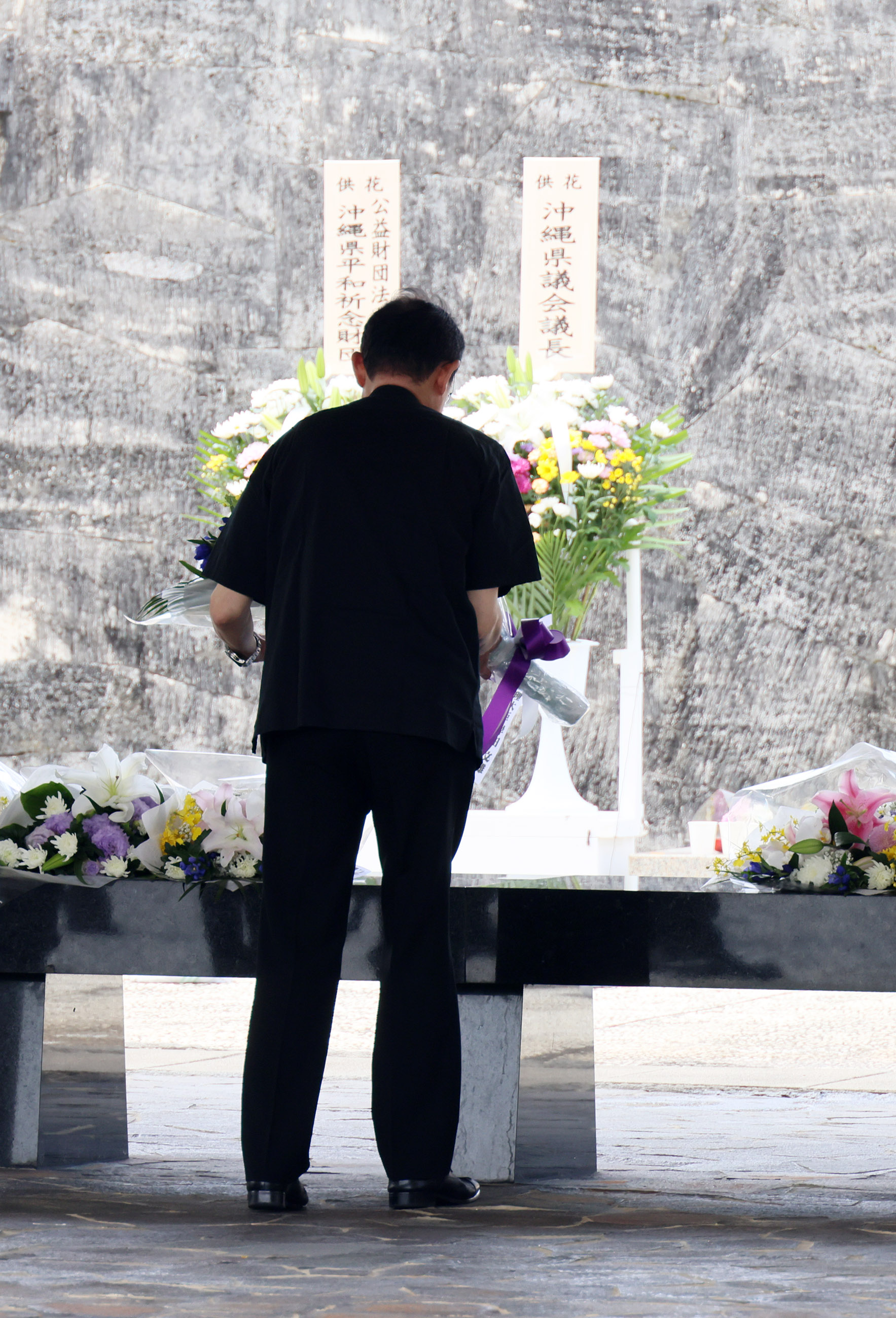 国立沖縄戦没者墓苑に献花する岸田総理
