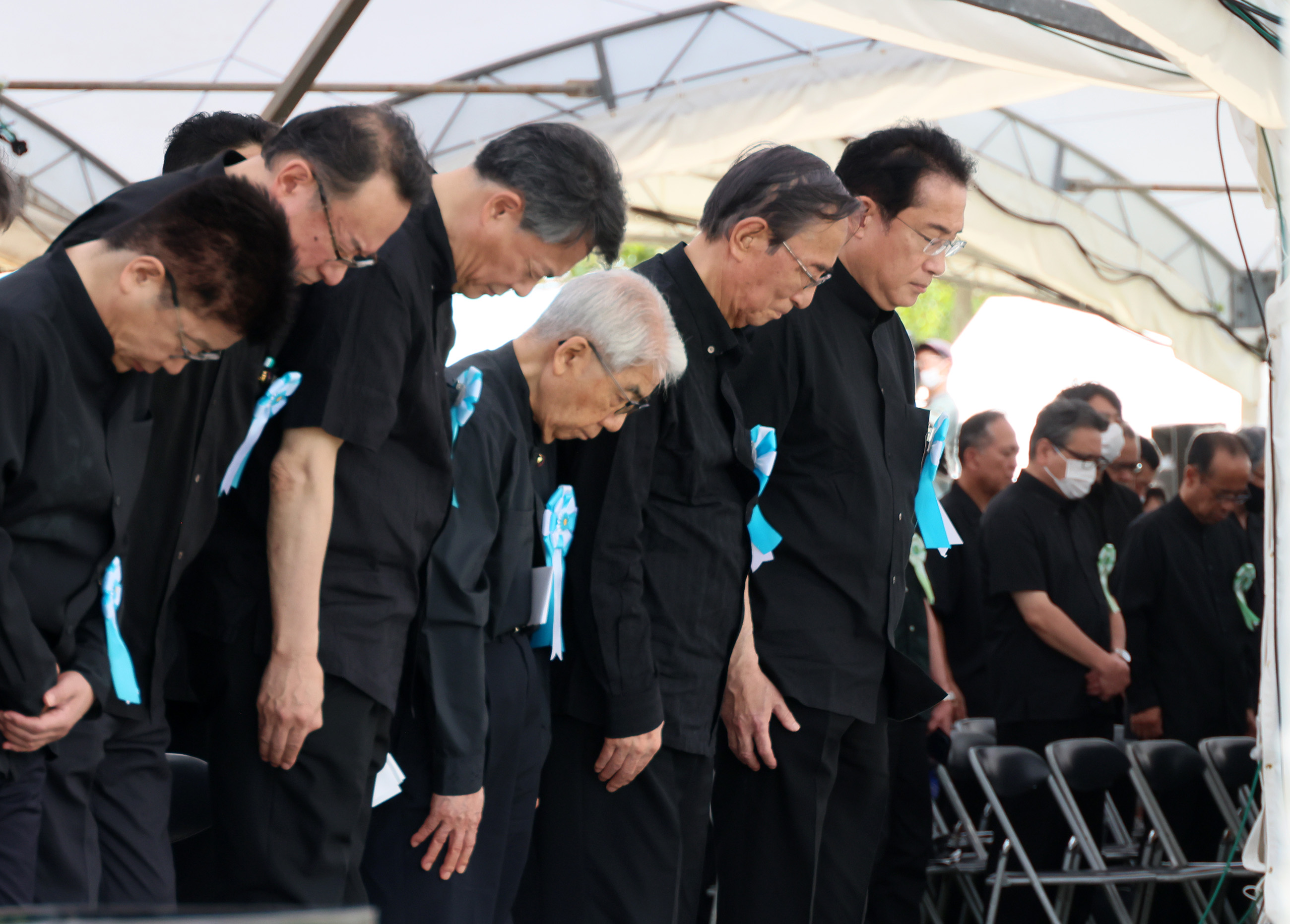 沖縄全戦没者追悼式で黙とうをささげる岸田総理２