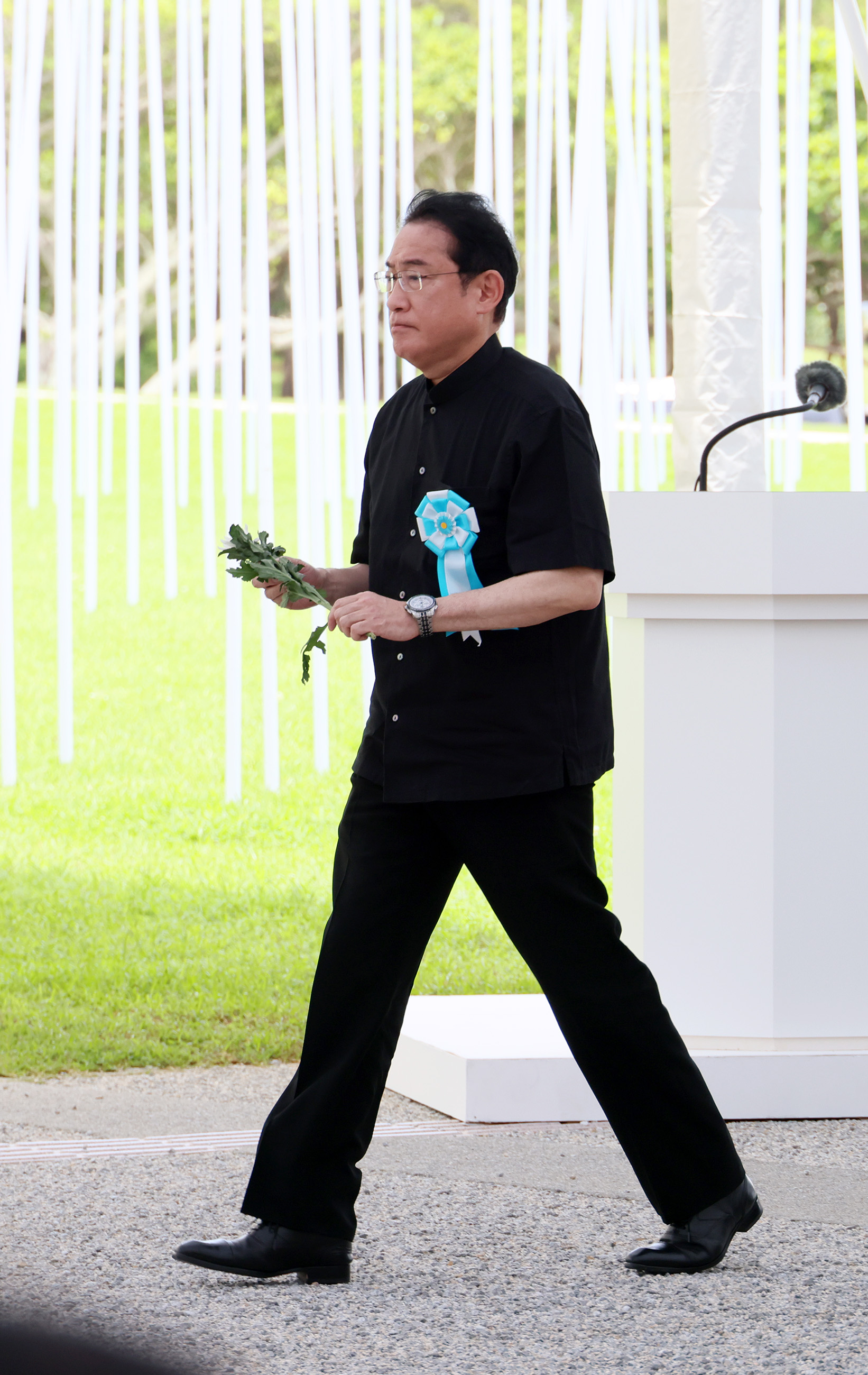 沖縄全戦没者追悼式で献花する岸田総理１